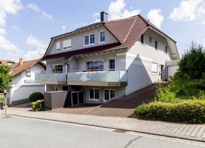 Moderne Doppelhaushälfte mit Photovoltaikanlage, Garage und großzügigem Garten in Brensbach