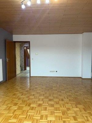 Gemütliche 2-Zimmer-Dachgeschosswohnung mit PKW-Außenstellplatz
