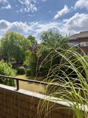 ALT-GARBSEN: Top Ausstattung, Parkett, Einbauküche (Bosch-Geräte), Süd-Loggia, saniertes Duschbad