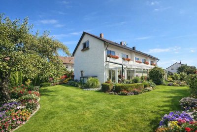 Großes, helles Reihenendhaus mit Wintergarten und Garage mit großem Garten! Ruhige Lage!