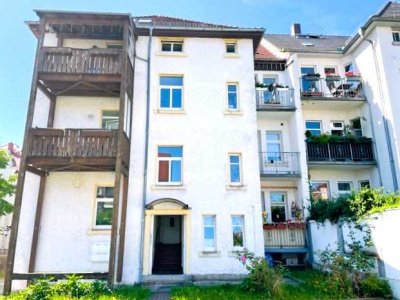 ERDGESCHOSSWOHNUNG MIT BALKON, AUSSENJALOUSIEN & STELLPLATZ IN IDYLLISCHER LAGE !