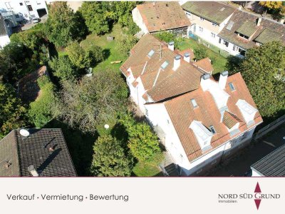 Charmantes 2-Familien-Stadthaus mit viel Entwicklungspotential. Ca. 340 m² Wfl. Grst. 2.209 m².