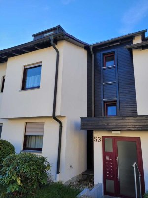 Helle 2-Zimmer-DG-Wohnung mit Balkon und Tiefgarage in Heumaden