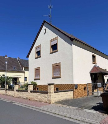 Zweifamilienhaus mit großem Garten und Ausbaupotenzial in Bruchköbel-Roßdorf