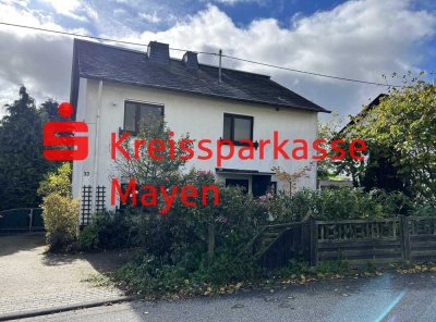 Freistehendes Wohnhaus mit schönem Garten und Garage in Ortsrandlage