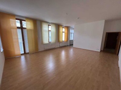 Geräumige 1-Zimmer-Wohnung mit Einbauküche und großem Balkon!