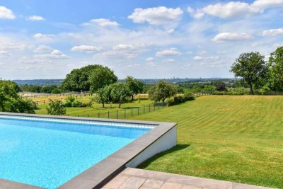 Großzügiges Familiendomizil mit Pool und herrlichem Weitblick in Niederwenigern