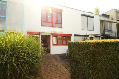 Einfamilienhaus, Garten, Terrasse und Garagenplatz mit Zugang direkt ins Haus