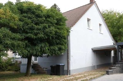 Komplett renoviertes Einfamilienhaus mit Carport und ebenen Grundstück.