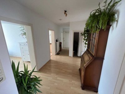 Nähe Stephansplatz: Helle Wohnung in gepflegtem Haus, Balkon, 600m2 Gemeinschaftsgarten, EBK