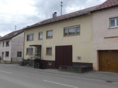 Wohnhaus mit Nebengebäuden in Söhnstetten
