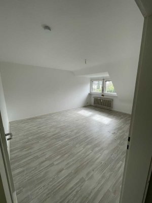 Neu renovierte Ein-Zimmer-Dachgeschosswohnung in Krefeld-Fischeln