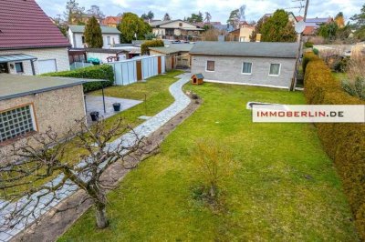 IMMOBERLIN.DE - Teilbares Grundstück mit Bungalow in familienfreundlicher Lage