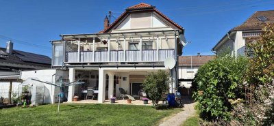 Freistehendes, geräumiges 3-Familienhaus mit viel Grün.
