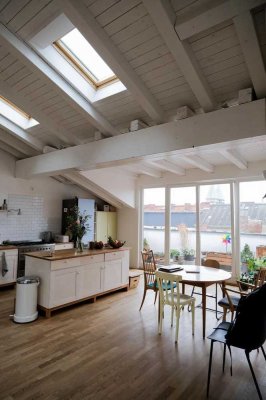 Charmantes Familien Dachgeschoss-Juwel mit zwei Terrassen und offenem Wohnbereich in Kiez Lage