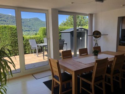Helle 2,5 Zimmer Wohnung mit großer Terrasse, TG-Stellplatz und Blick auf die schwäbische Alb