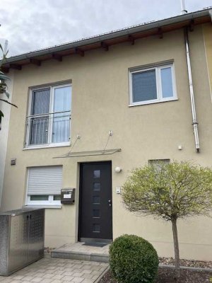 Modernes Reihenhaus mit EBK und kleinem Garten in ruhiger Lage