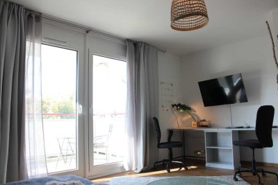 Helle möblierte Single- Wohnung mit Küche und Balkon