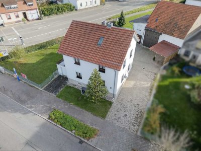 Gepflegtes Einfamilienhaus auf großem Grundstück mit Carports, Garage und Scheune in Helmsheim
