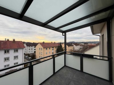 Schöne neue Wohnung im Dachgeschoss mit Balkon