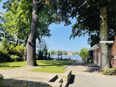 Provisionsfrei! Traumgrundstück DIREKT AM WASSER mit Villa + genehmigter Ausbauplanung!