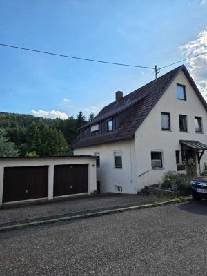 Helle 4-5-Zimmer-Wohnung mit großem Balkon im Zweifamilienhaus mit Garage