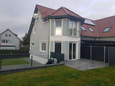 Ankommen, wohlfühlen, genießen – Helle Doppelhaushälfte mit Garten, Solaranlage und 2 Stellplätzen