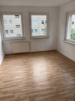 Groß und Klein sind hier daheim. Schnell bezahlbare 4-Raum-Wohnung mit Wanne und Balkon sichern.