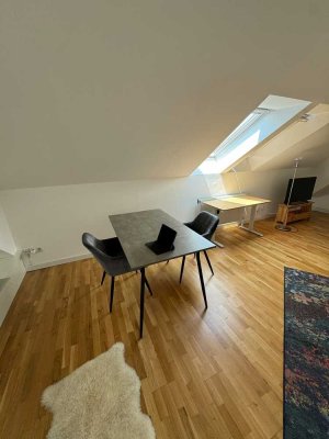 Helle DG-Wohnung mit 30 m² Dachterrasse in Ravensberg – möbliert, 2 Zimmer