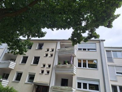Sehr helle,  renovierte 4-Zimmer-Dachgeschosswohnung mit Balkon in Bürgerparknähe in Schwachhausen