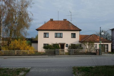 Einfamilienhaus auf großem Grundstück in zentraler Dorflage