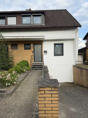 Günstige, modernisierte 5-Raum-Doppelhaushälfte mit gehobener Innenausstattung und EBK in Garbsen