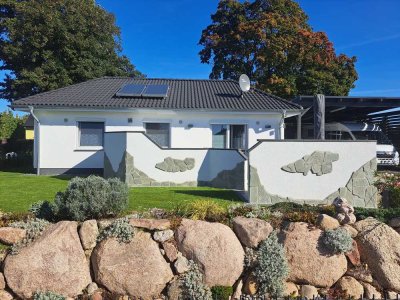 Moderner Bungalow, Nähe Stralsund, stilvoller Neubau 2023, Energieeffizienz 55, bezugsfertig