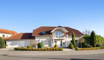 Luxuriöses Wohnen: Moderne Villa mit privatem Gartenparadies