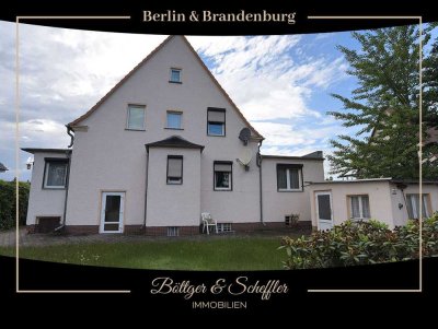 Ein- bis Zweifamilienhaus mit Vollkeller, zwei Garagen und Ausbaureserve