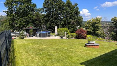 NATUR - RUHE - HERRLICHER AUSBLICK - Zwei Häuser, großer Garten, Doppelgarage!