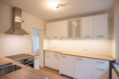 Kleines Haus im Grünen auf großem Gartengrundstück
