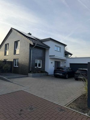 Exklusives Einfamilienhaus mit Doppelgarage, Garten & PV-Anlage im Neubaugebiet