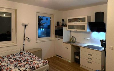 KLEIN aber FEIN - NUR für 1 PERSON * EBK VB 300 EUR ab 16.08. einfaches Wohnviertel * Erdgeschoss *