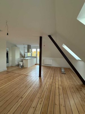 3-Zimmer Wohnung mit ca. 61,50 m² Wohnfläche in einer sanierten Stadtvilla mit EBK, Stellplatz