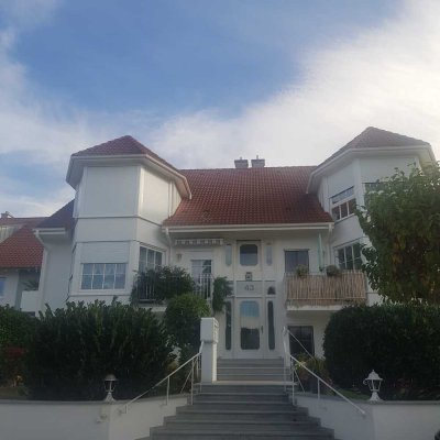 Gepflegte 3 Zimmer Wohnung, mit Gäste WC und 2 Terrassen
