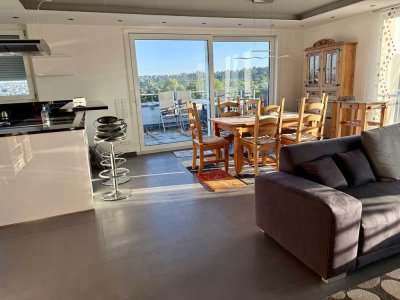 Möblierte, exklusive Vier-Zimmer-Penthousewohnung mit großer Dachterrasse und EBK in L.-E.
