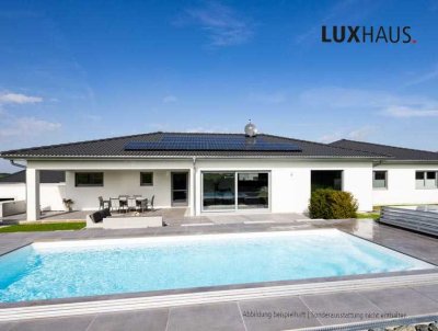 Stilvoll wohnen auf einer Ebene – LUXHAUS-Bungalow mit großzügigem Gartenparadies in Brunn