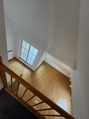 Lichtdurchflutete 2,5-Zimmer-Dachgeschoss-Maisonette mit Terrasse + Einbauküche in München-Großhad