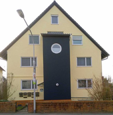 Neuwertige 3 Zimmer Dachgeschosswohnung mit Bad und Balkon