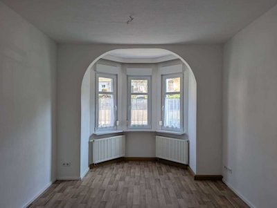 Helle 2-Zimmer-Wohnung mit Erker und Einbauküche
