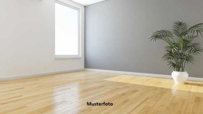 Doppelhaushälfte mit Anbauten