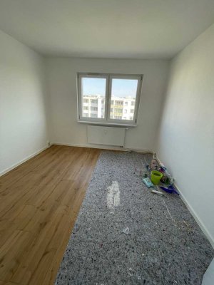 gut geschnittene 2-Raum-Wohnung mit Wannenbad, Balkon und Keller