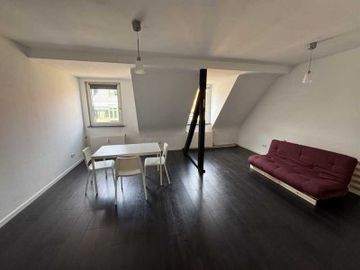 Gemütliche Dachwohnung (2 Zimmer) nahe der Innenstadt | Dachwohnung (2 rooms) near the city center