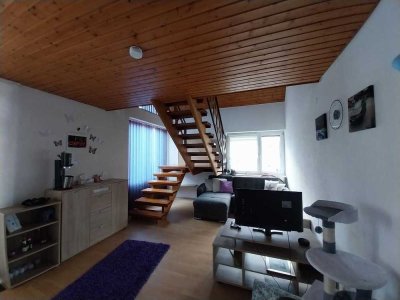 Geschmackvolle, vollständig renovierte 2-Zimmer-Maisonette-Wohnung mit Einbauküche in Mehlmeisel